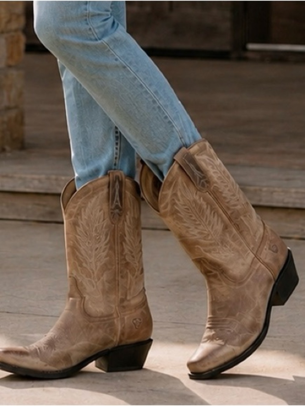 NWOT Ariat Women's Round Up Johanna
Western Boot in the "Pearl Brown” 10025152